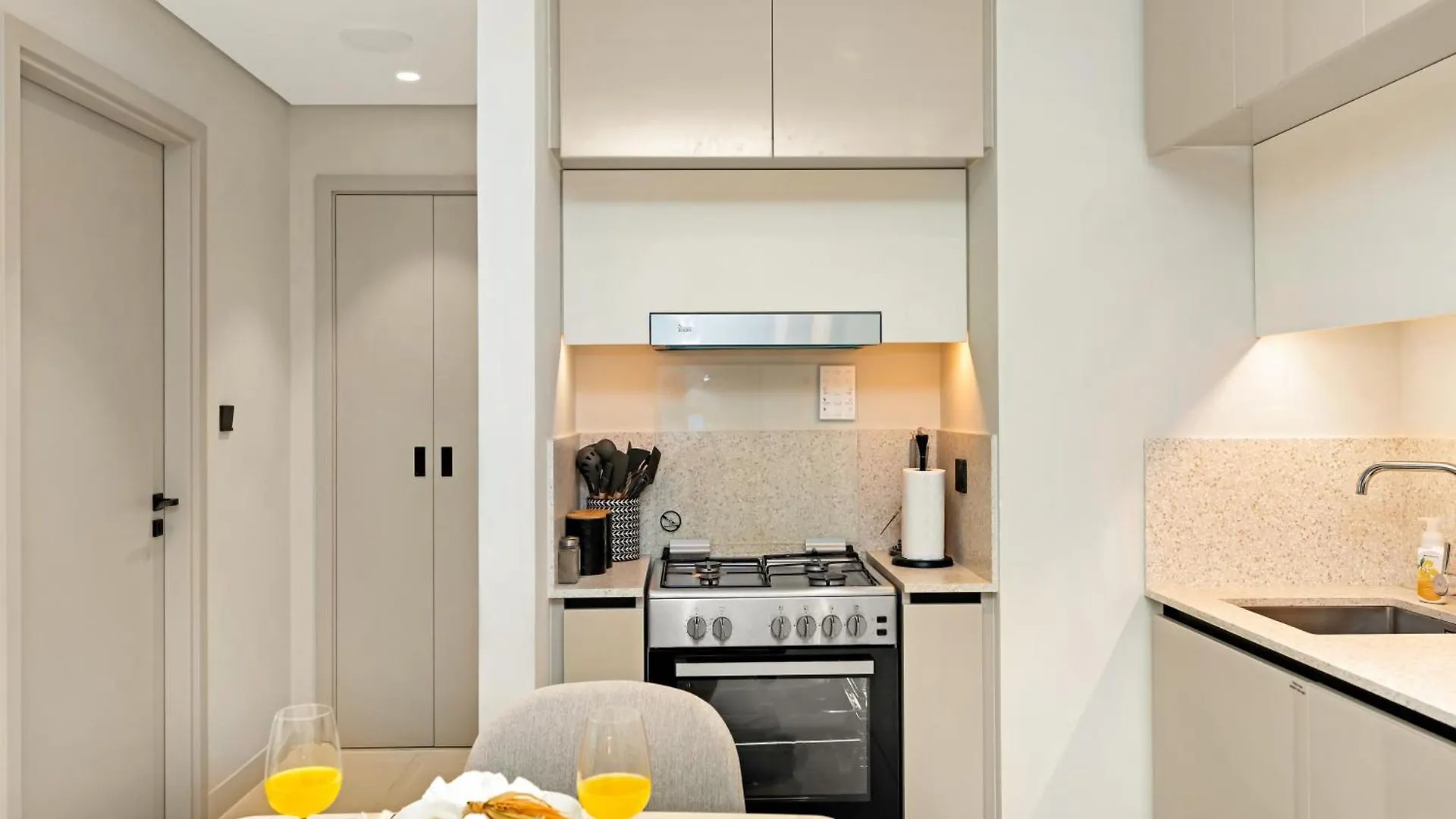 Sleek And Spacious 1 Bedroom With Private Beach Infinity Pool In Dubai Harbour