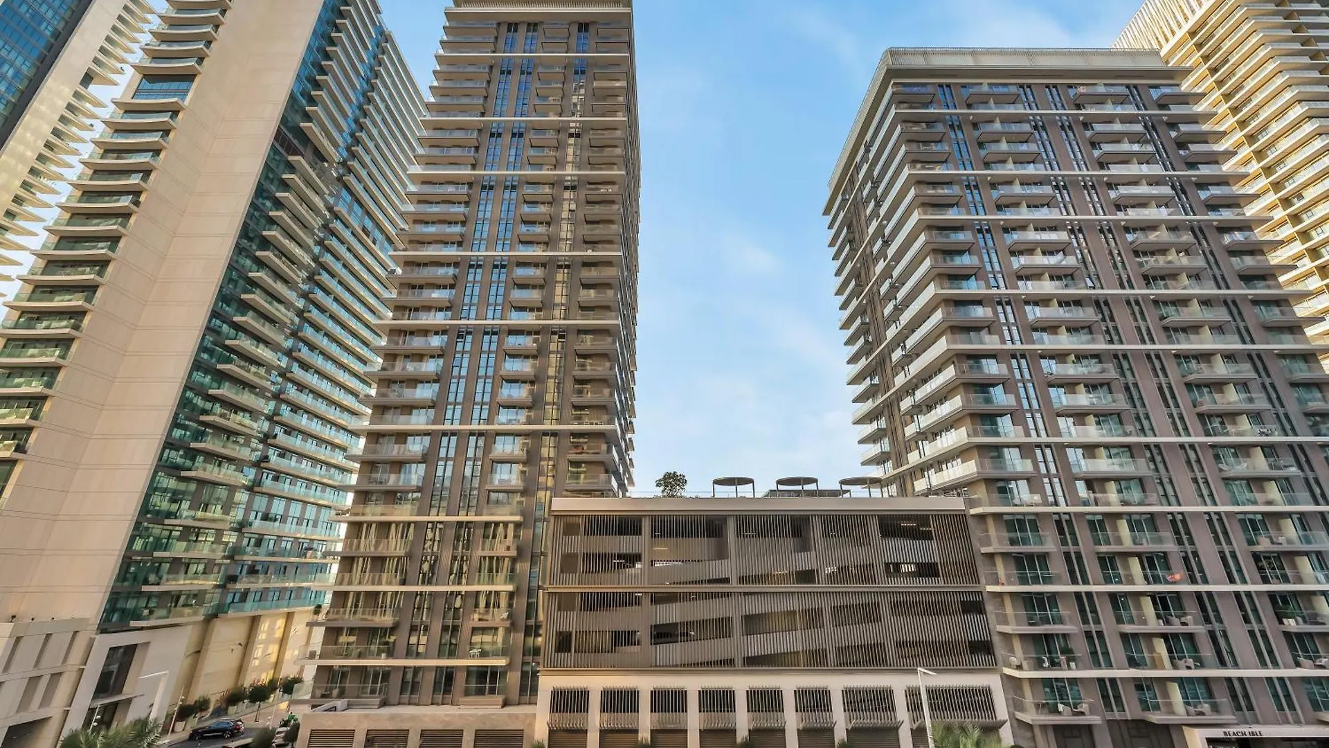 Sleek And Spacious 1 Bedroom With Private Beach Infinity Pool In Dubai Harbour Apartment