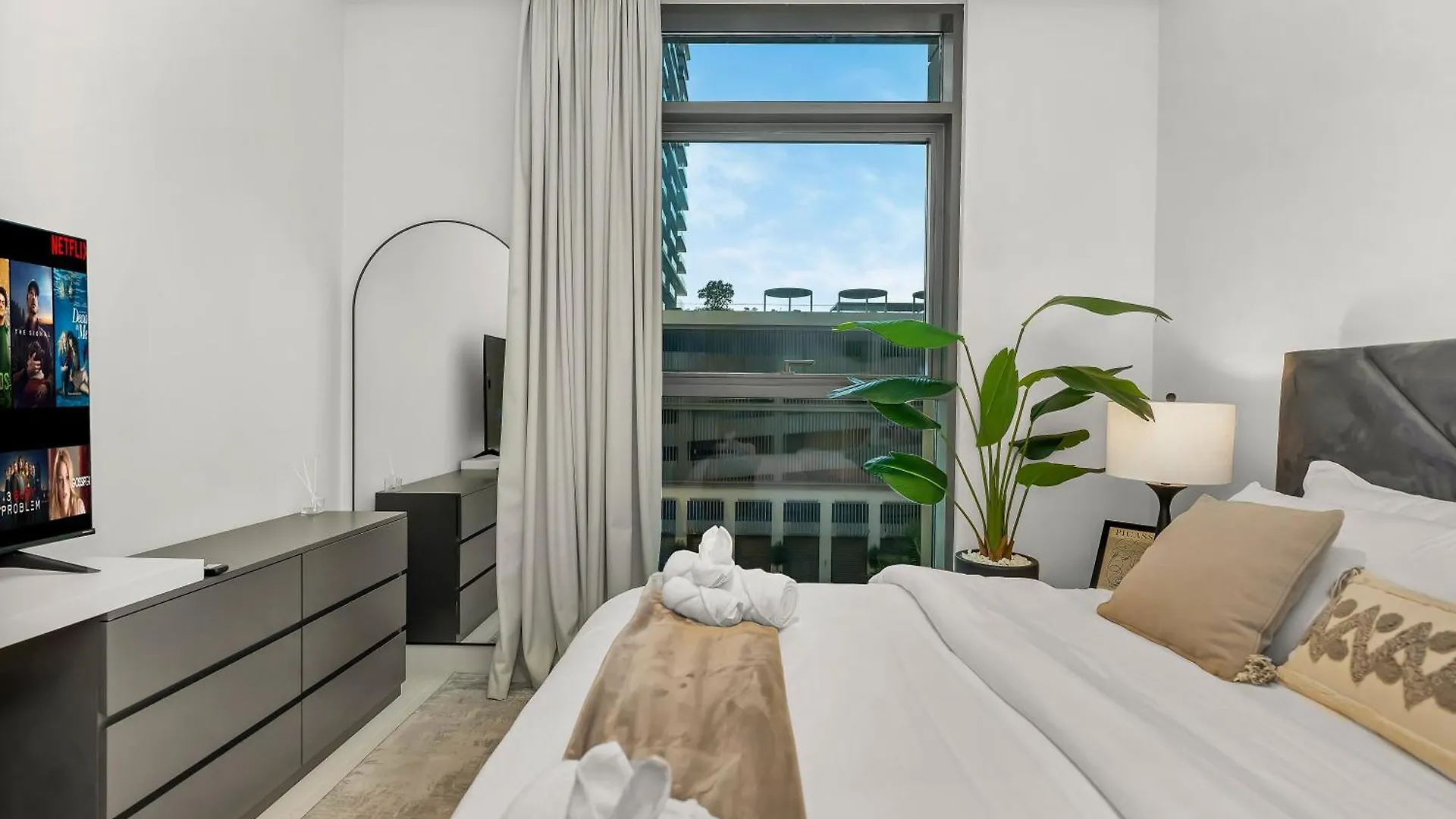 Sleek And Spacious 1 Bedroom With Private Beach Infinity Pool In Dubai Harbour Apartment