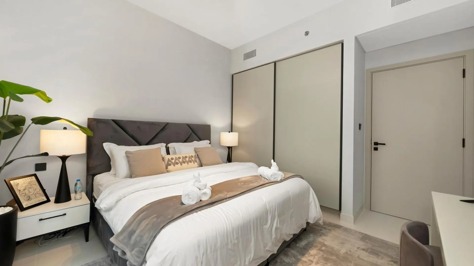 Sleek And Spacious 1 Bedroom With Private Beach Infinity Pool In Dubai Harbour Apartment